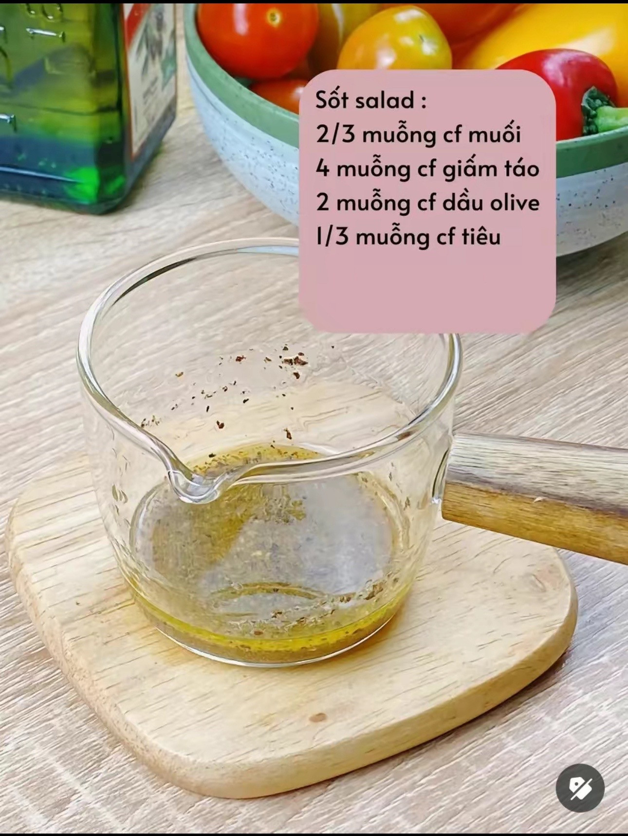 Salad phô mai hun khói: Cách làm món salad rau củ tươi ngon với sốt dầu olive và phô mai xé sợi