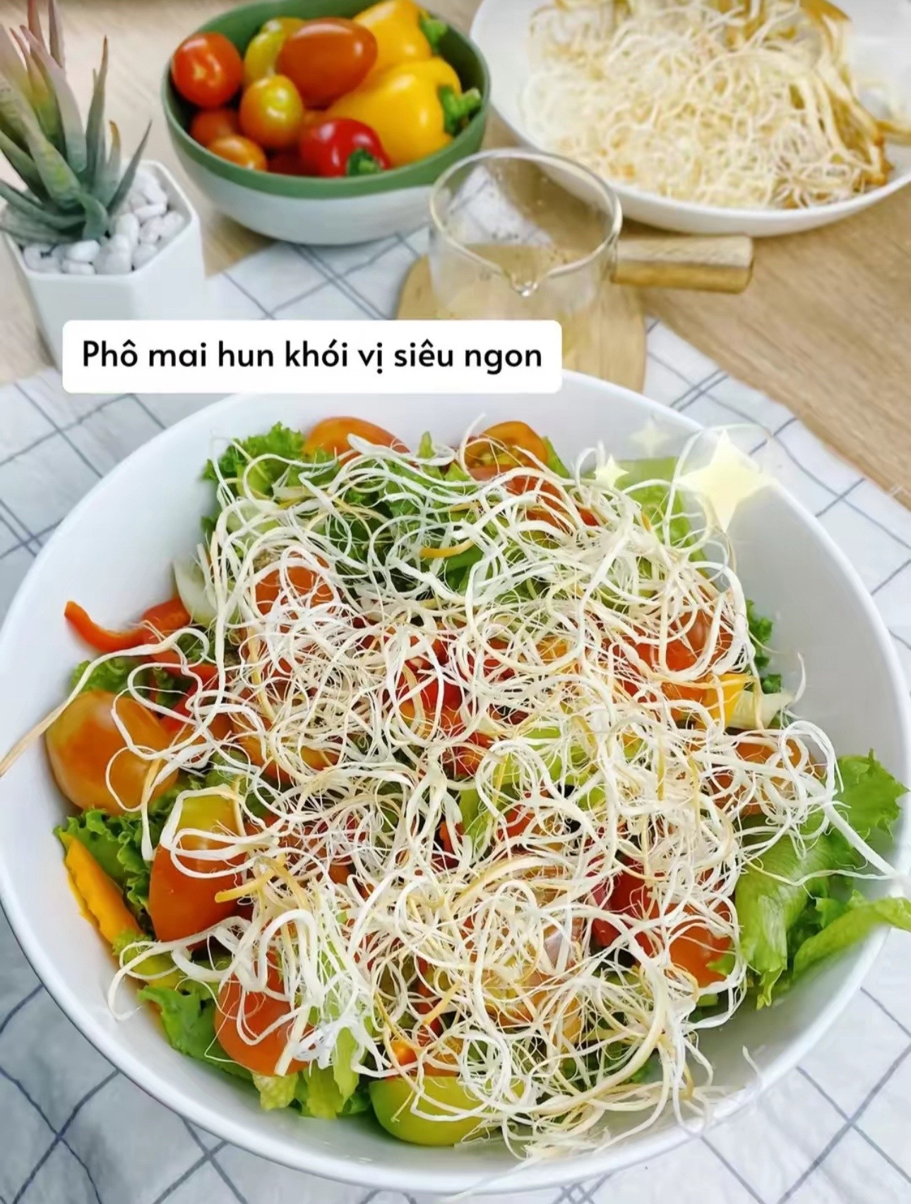 Salad phô mai hun khói: Cách làm món salad rau củ tươi ngon với sốt dầu olive và phô mai xé sợi