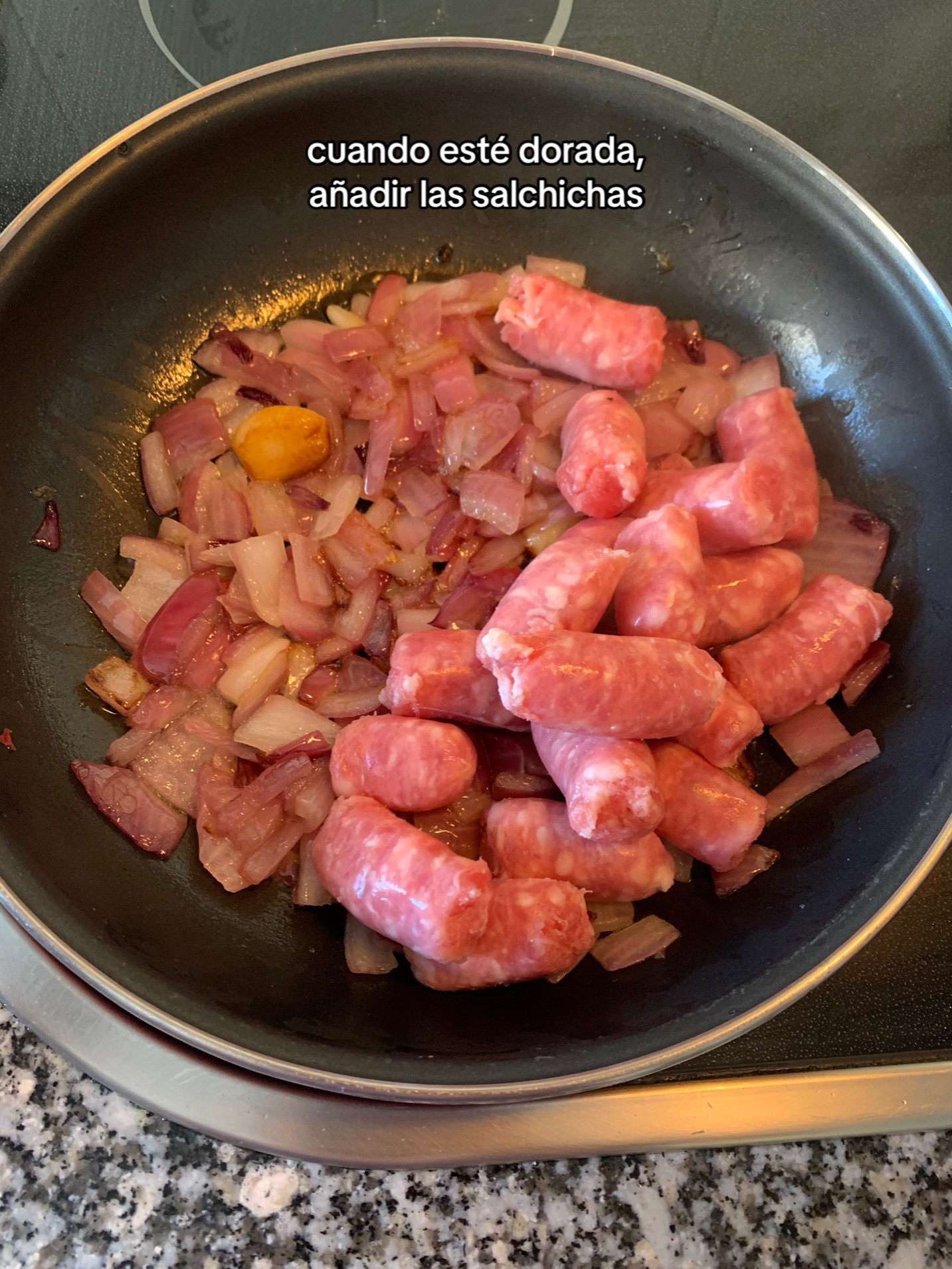 Salchichas al vino: receta fácil con cebolla y ajo