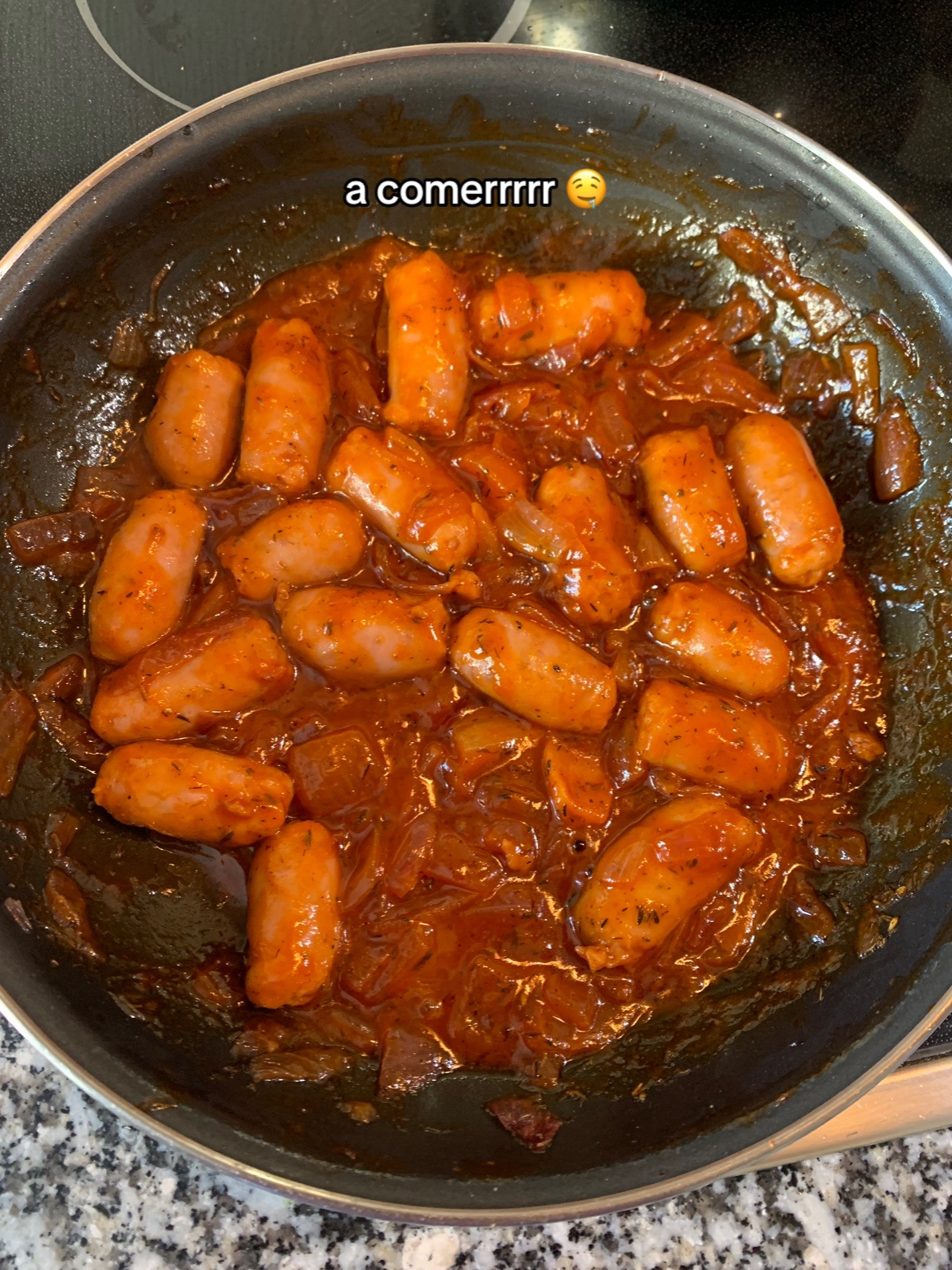 Salchichas al vino: receta fácil con cebolla y ajo