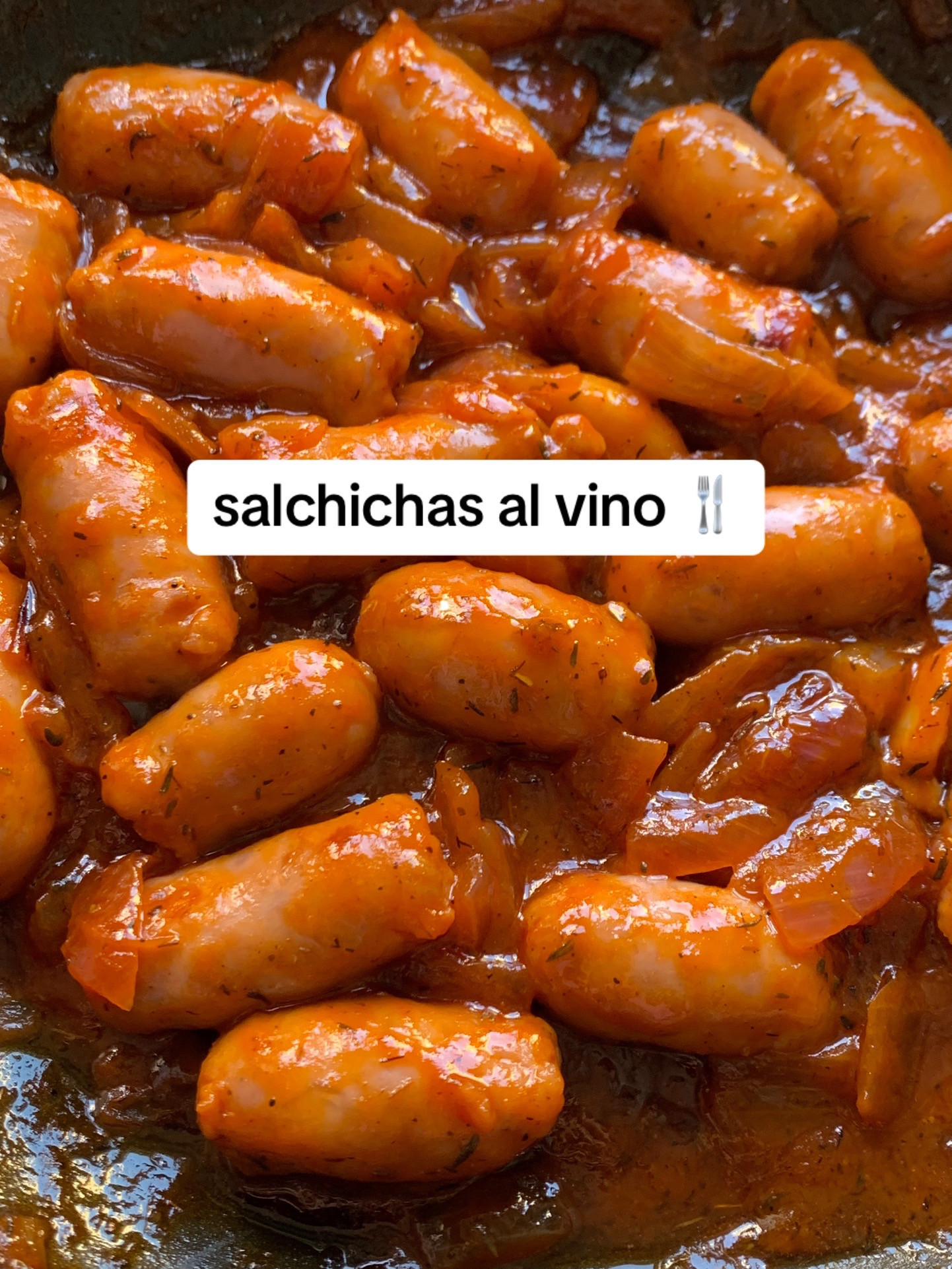 Salchichas al vino: receta fácil con cebolla y ajo