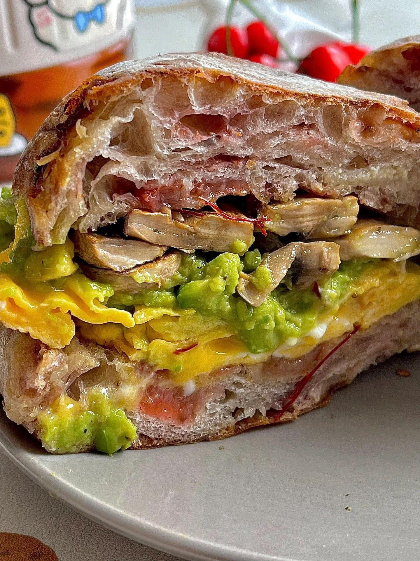 Sandwich nấm và bơ trứng với bánh mì ciabatta nướng giòn, món ăn sáng nhanh gọn