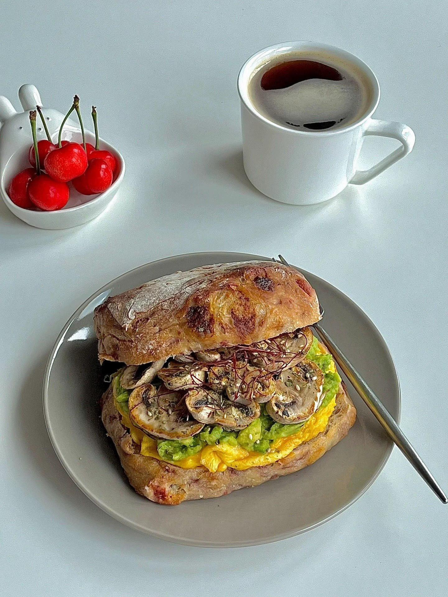 Sandwich nấm và bơ trứng với bánh mì ciabatta nướng giòn, món ăn sáng nhanh gọn