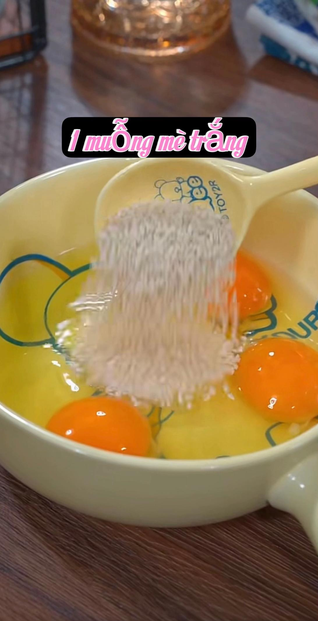 Sandwich nướng giòn nhanh chóng với trứng và mè trắng