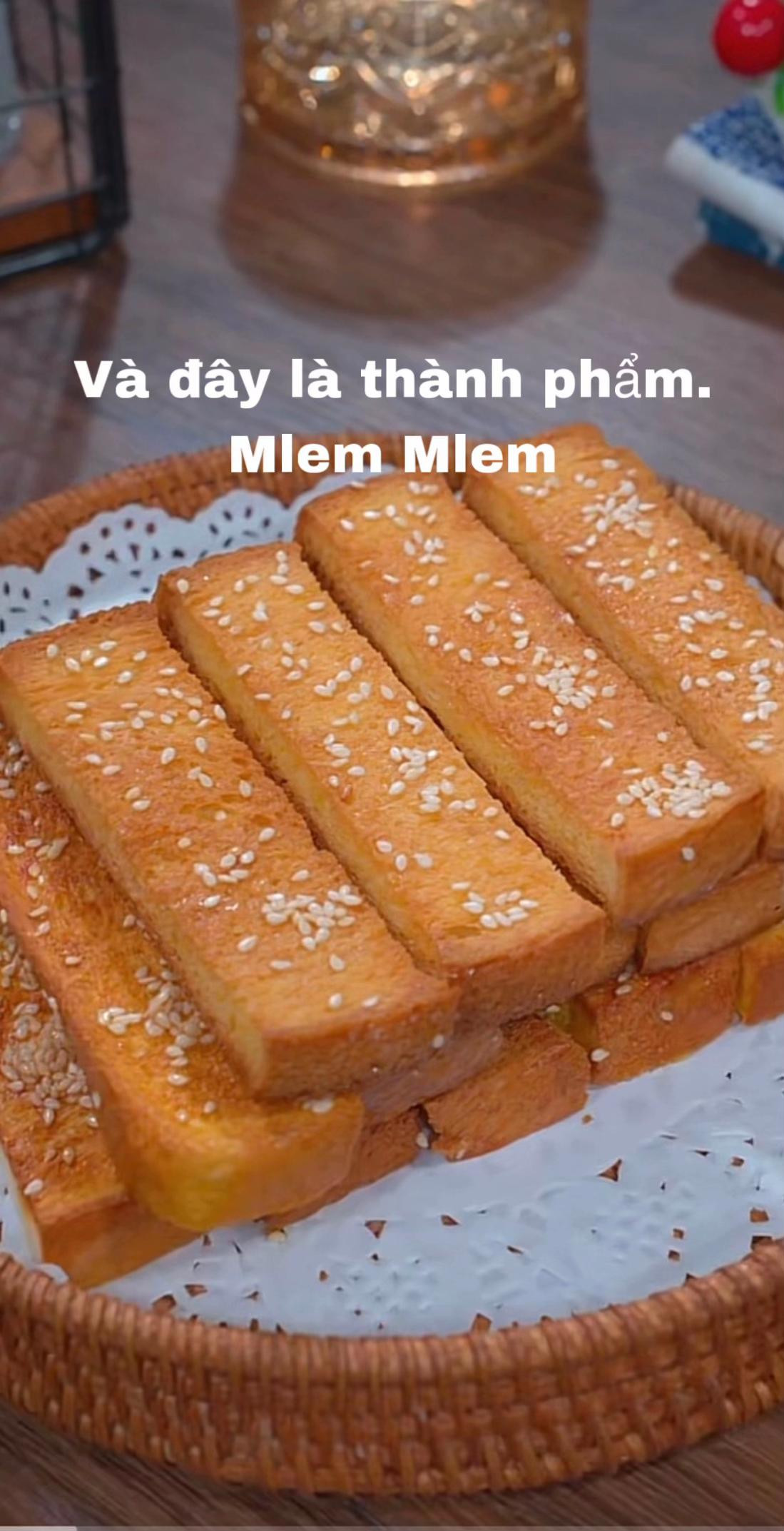 Sandwich nướng giòn nhanh chóng với trứng và mè trắng