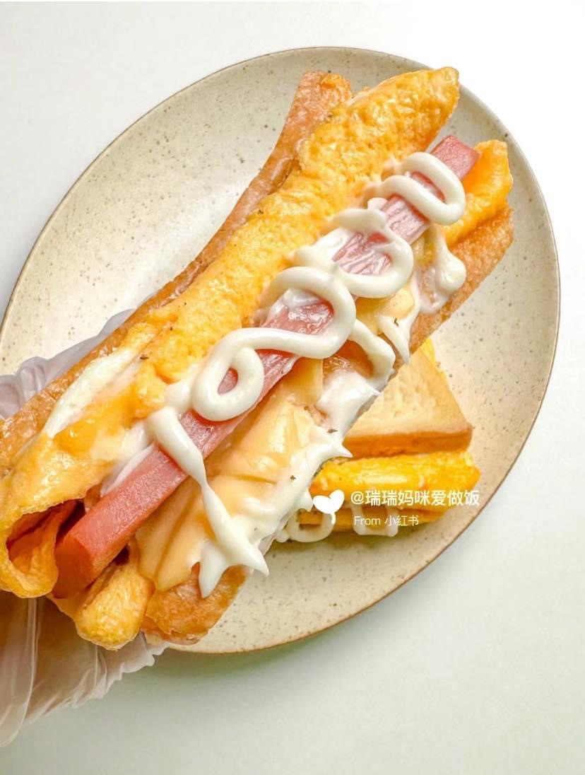 Sandwich trứng cuộn xúc xích phô mai sốt mayonnaise