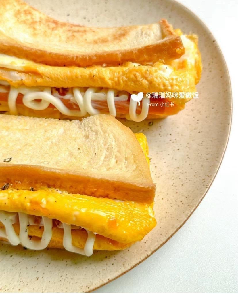 Sandwich trứng cuộn xúc xích phô mai sốt mayonnaise