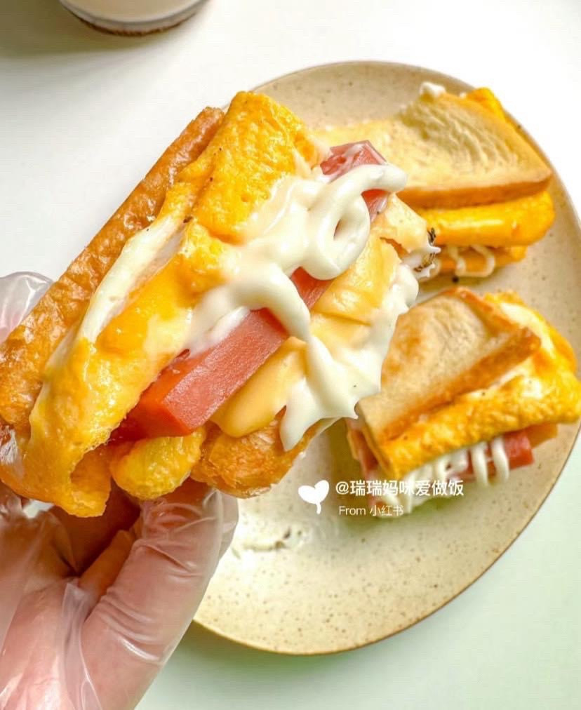 Sandwich trứng cuộn xúc xích phô mai sốt mayonnaise