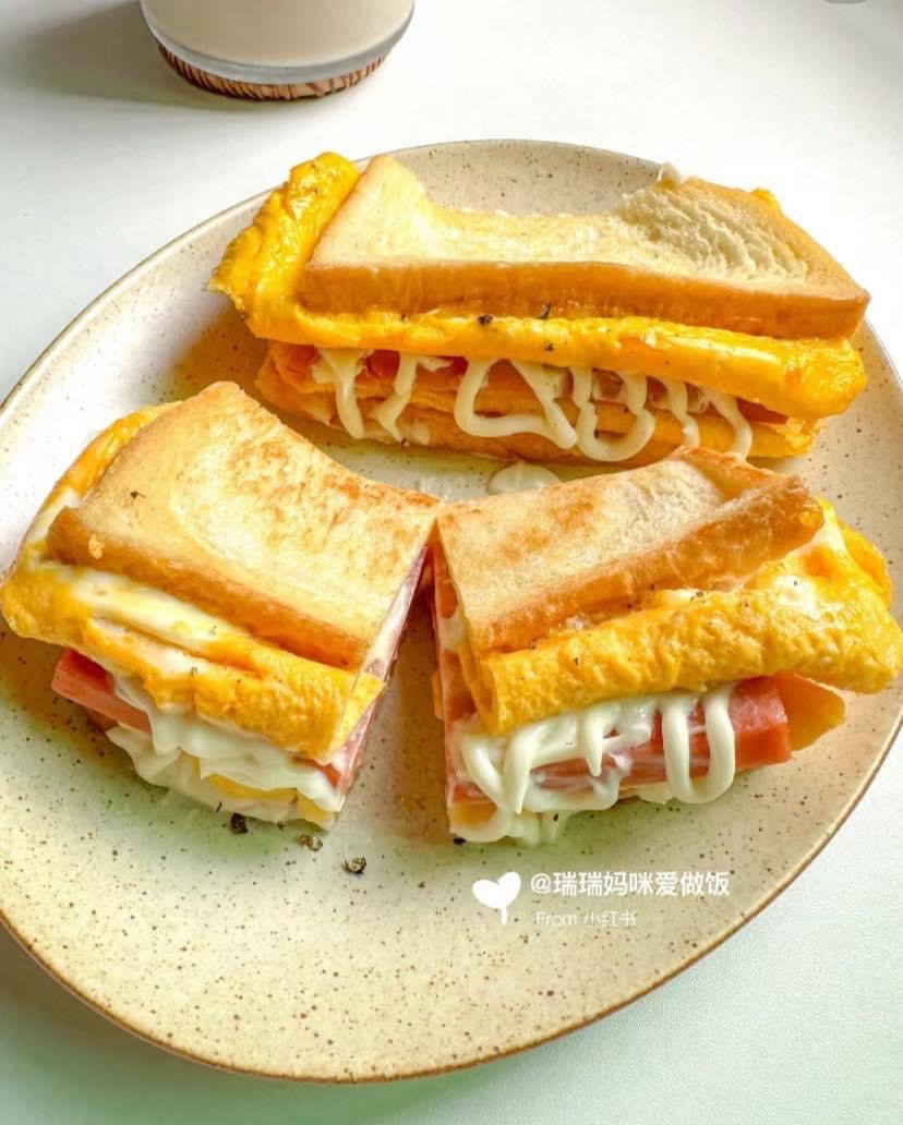 Sandwich trứng cuộn xúc xích phô mai sốt mayonnaise