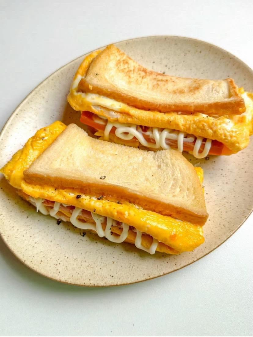 Sandwich trứng cuộn xúc xích phô mai sốt mayonnaise