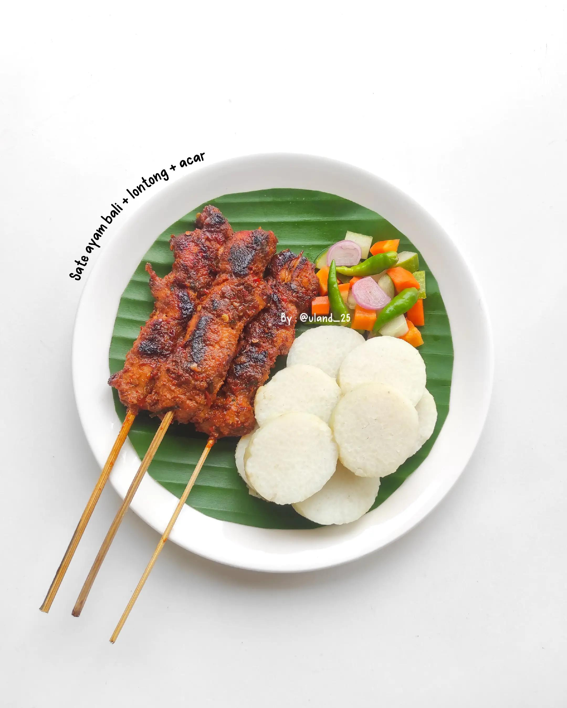 Sate Ayam Bali + Lontong Daun Pisang & Acar Timun Wortel (Resep Lengkap)