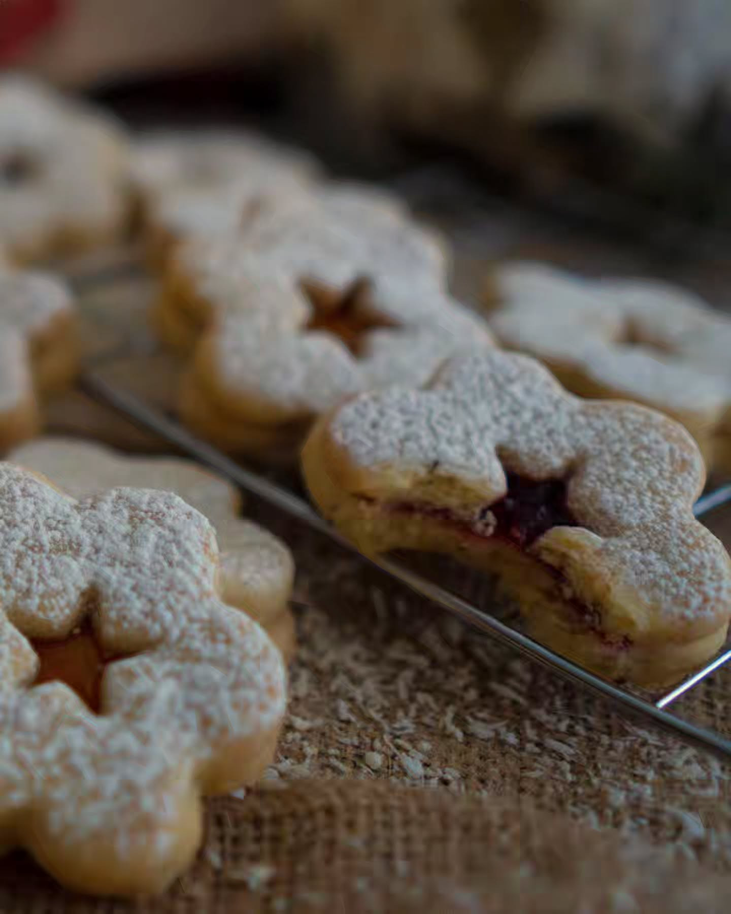 Savršeno prhki linzeri s prelivom od džema i šećerom u prahu