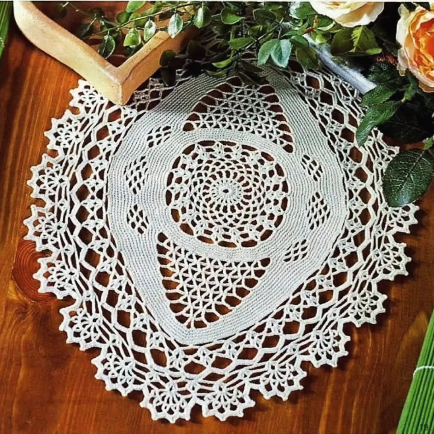 Schéma de broderie au crochet pour nappe mandala blanche