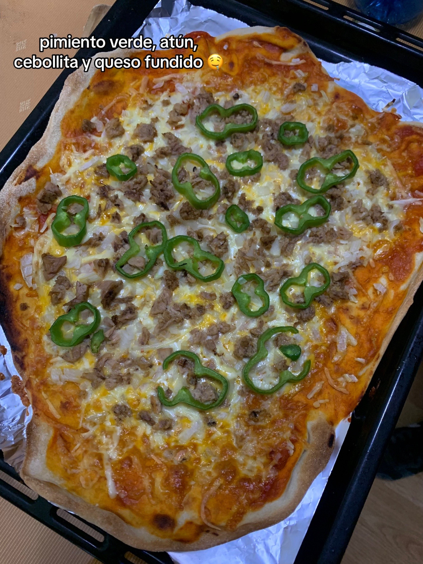Selección de pizzas caseras con ingredientes variados: tomate frito, queso crema, rulo de cabra, cebolla caramelizada, atún y pimientos verdes