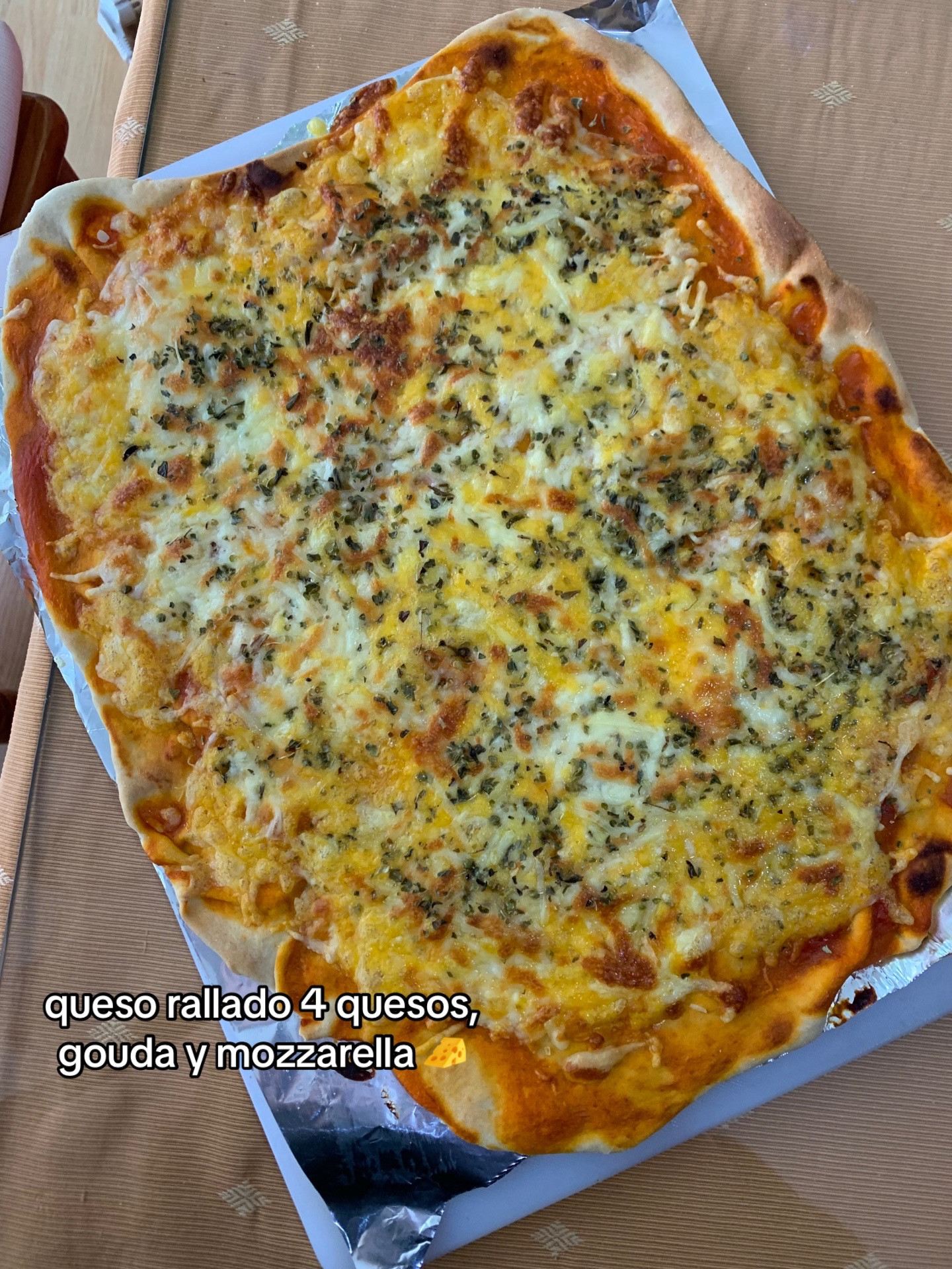 Selección de pizzas caseras con ingredientes variados: tomate frito, queso crema, rulo de cabra, cebolla caramelizada, atún y pimientos verdes