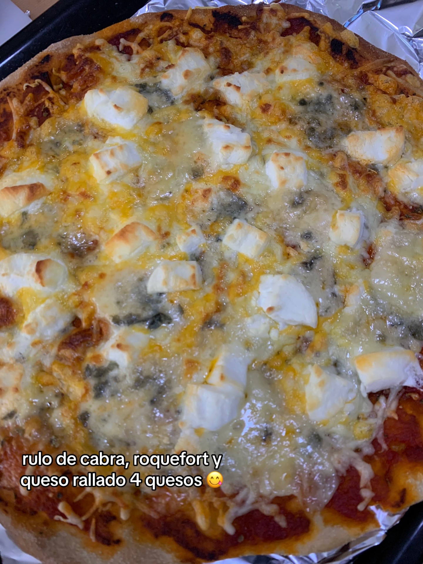 Selección de pizzas caseras con ingredientes variados: tomate frito, queso crema, rulo de cabra, cebolla caramelizada, atún y pimientos verdes
