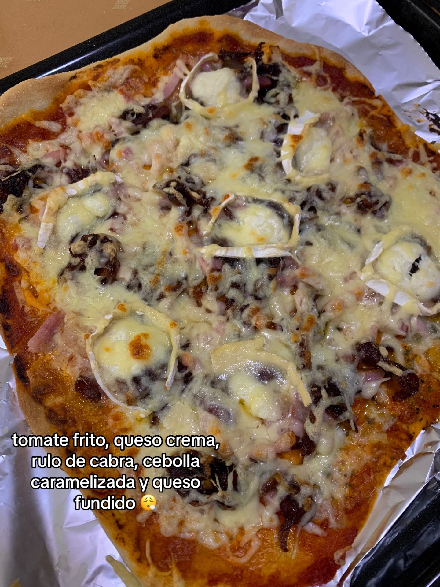 Selección de pizzas caseras con ingredientes variados: tomate frito, queso crema, rulo de cabra, cebolla caramelizada, atún y pimientos verdes