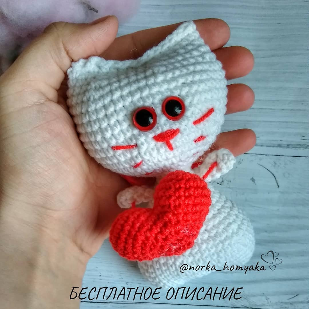 Сердце-котики: Бесплатное описание вязания амигуруми кота с сердцем