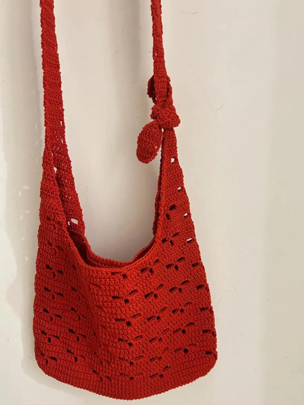 Share chart: Móc len túi xách họa tiết nơ màu đỏ, đen, trắng