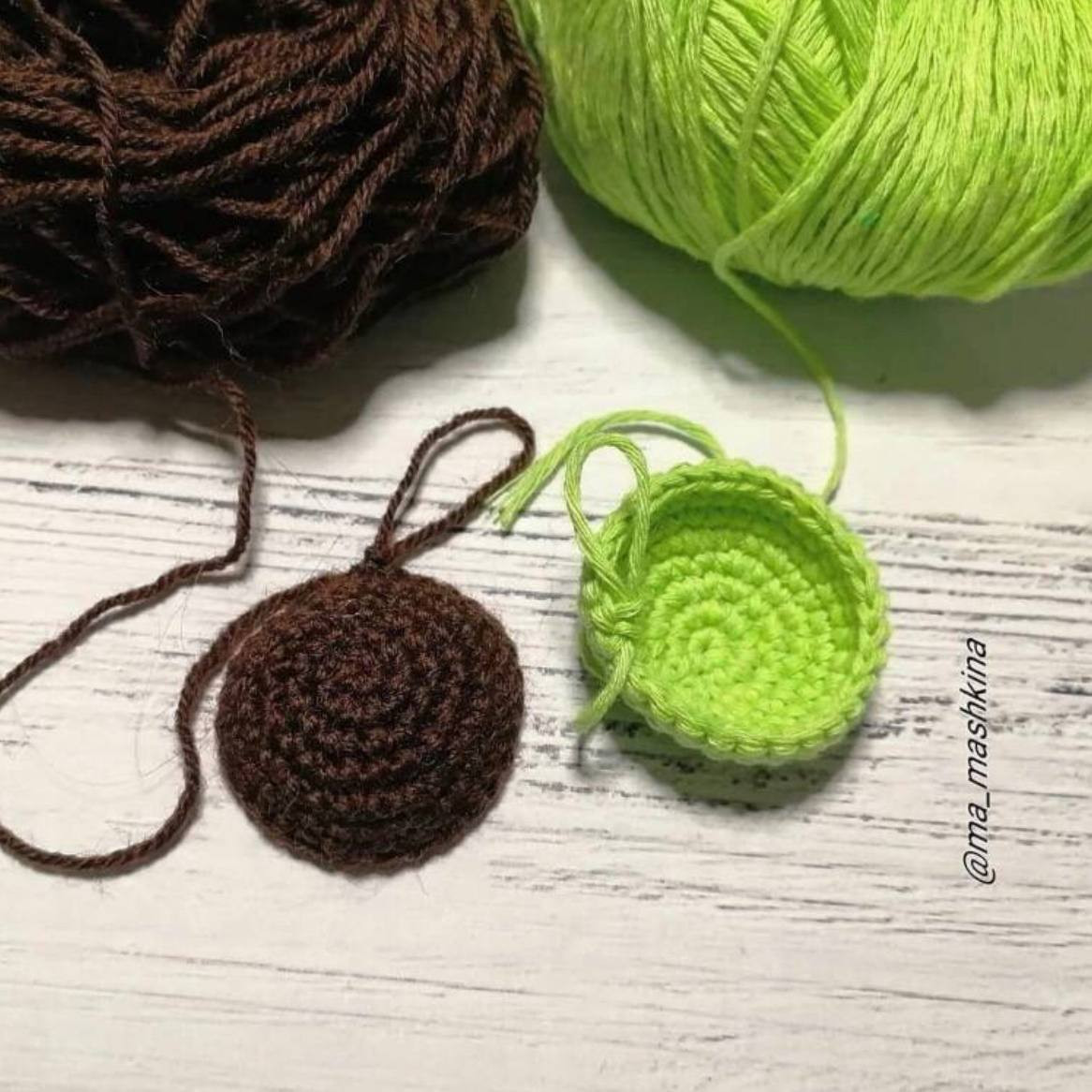Схема амигуруми авокадо: крючком коричневая косточка и зеленая мякоть, пошаговая инструкция вязания