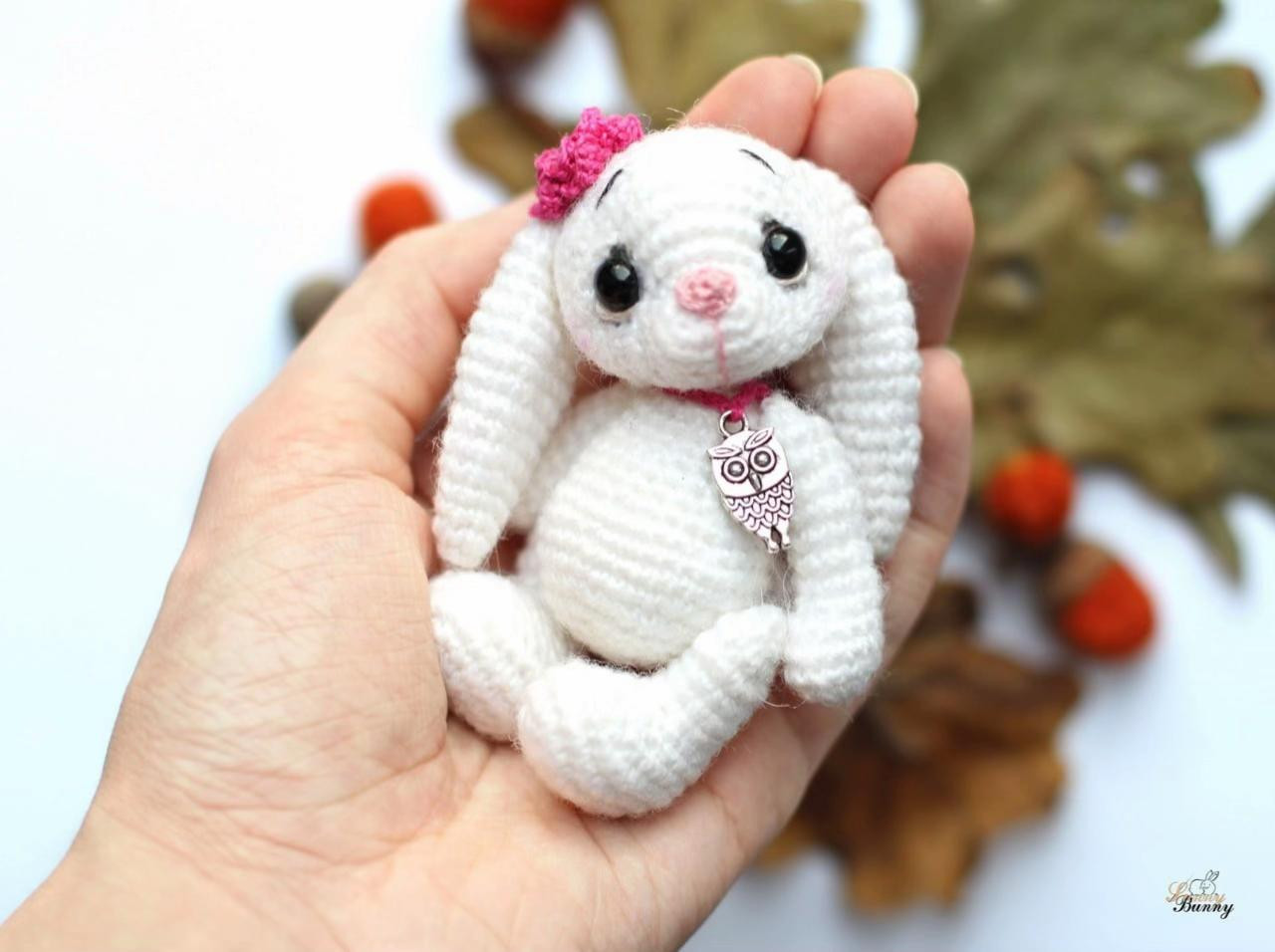 Схема вязания амигуруми зайки Фло, белый кролик с розовым бантом