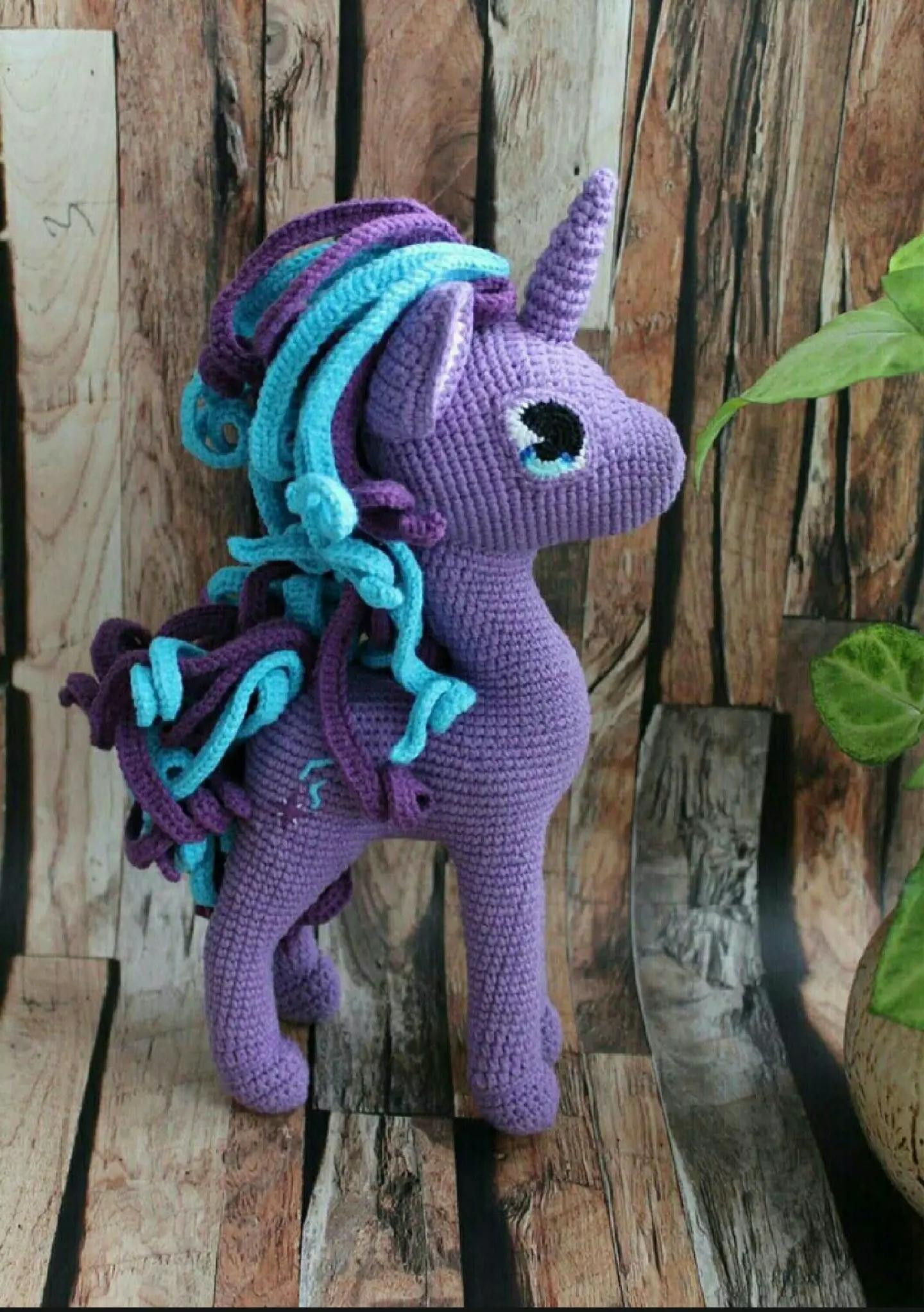 Схема вязания единорога крючком: фиолетовое тело, сине-фиолетовая грива и хвост