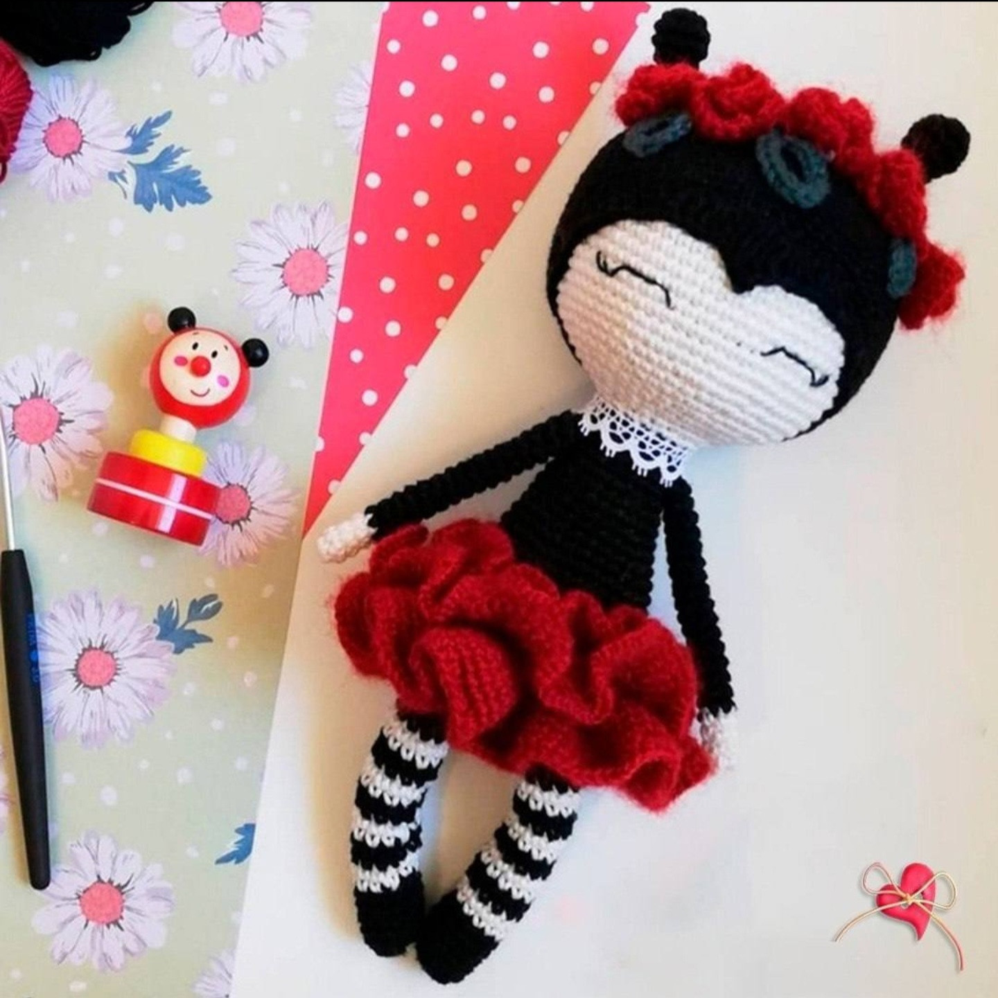 Схема вязания крючком куклы-муравья в красной юбке