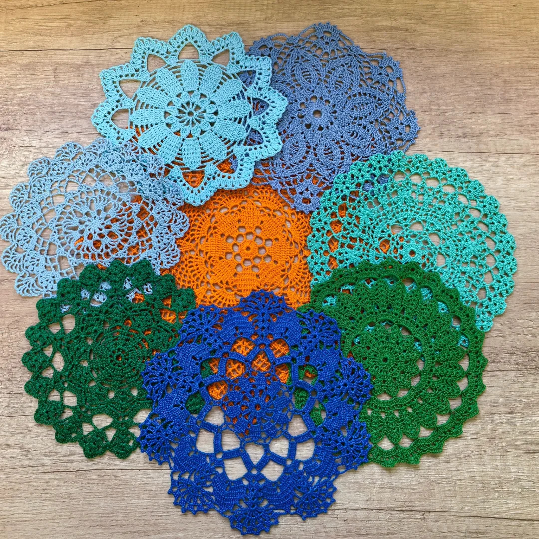 Схемы вязания ажурных салфеток крючком, цветные примеры и инструкции