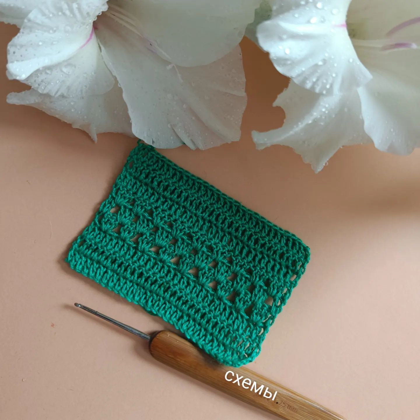 Схемы вязания крючком: узоры с веерами, шишечками и сеткой для создания красивых полотен