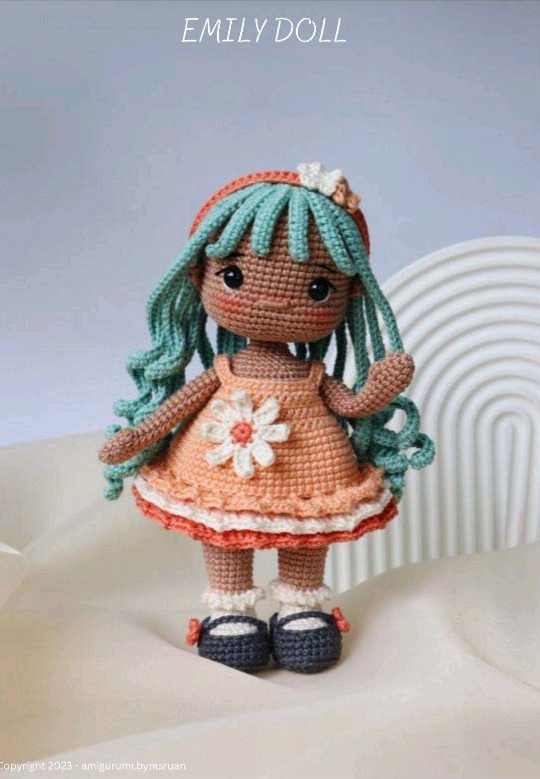 Sơ đồ móc búp bê Emily tóc xanh, váy cam hoa cúc