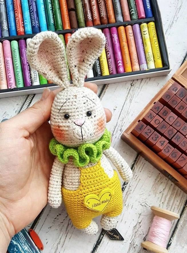 Sơ đồ móc búp bê thỏ Peter Rabbit mặc quần tụt màu vàng