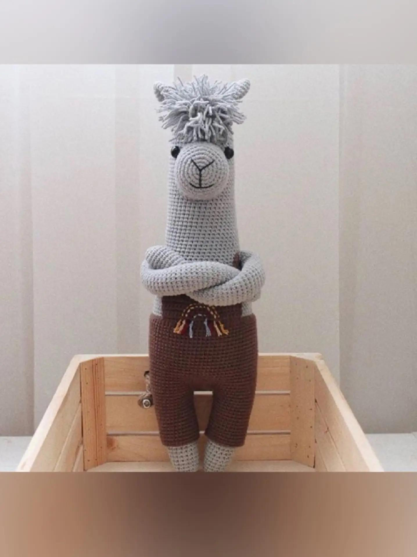 Sơ đồ móc len Alpaca màu xám với quần nâu