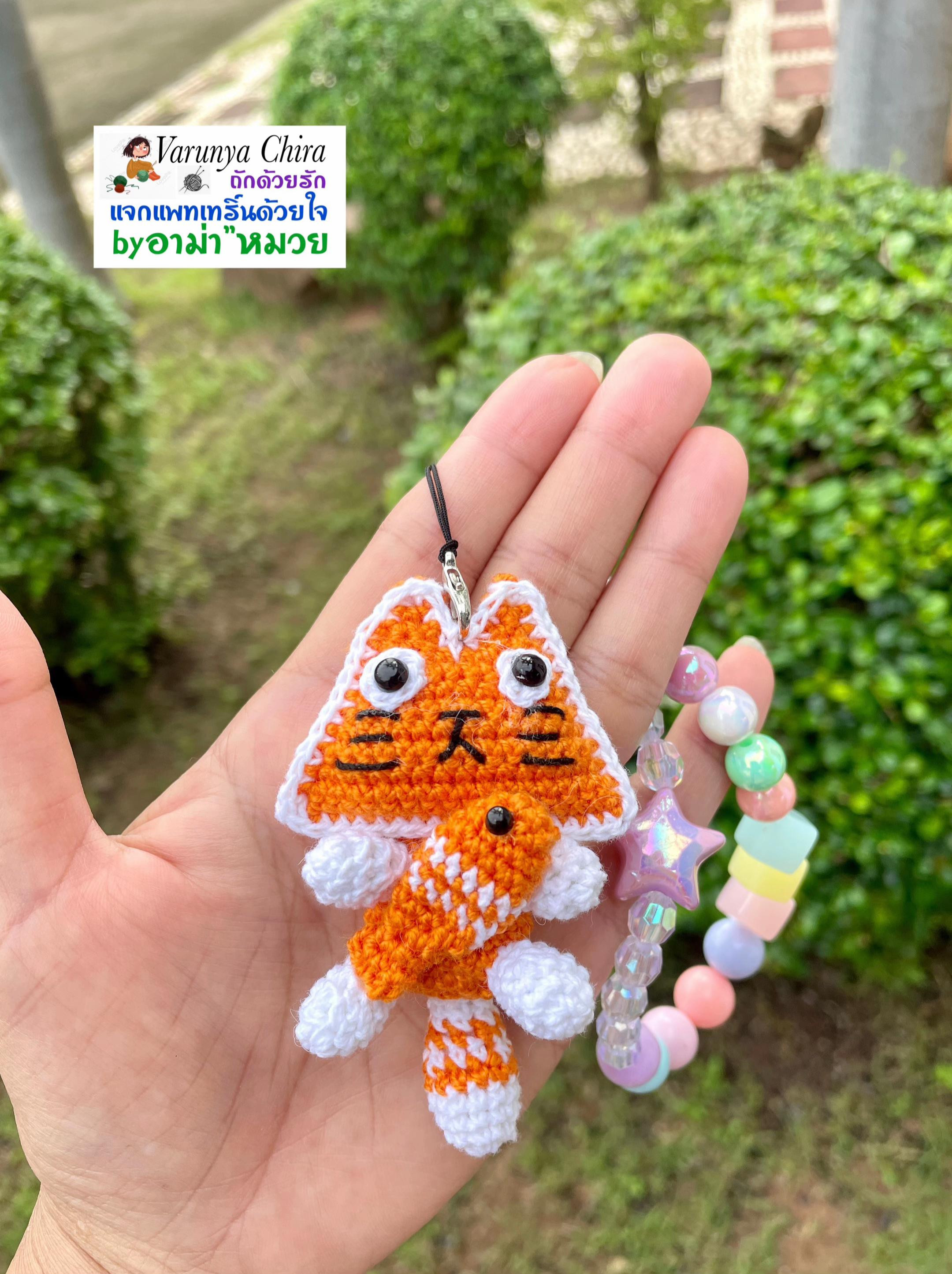 Sơ đồ móc len búp bê mèo Tamagotchi màu cam và trắng