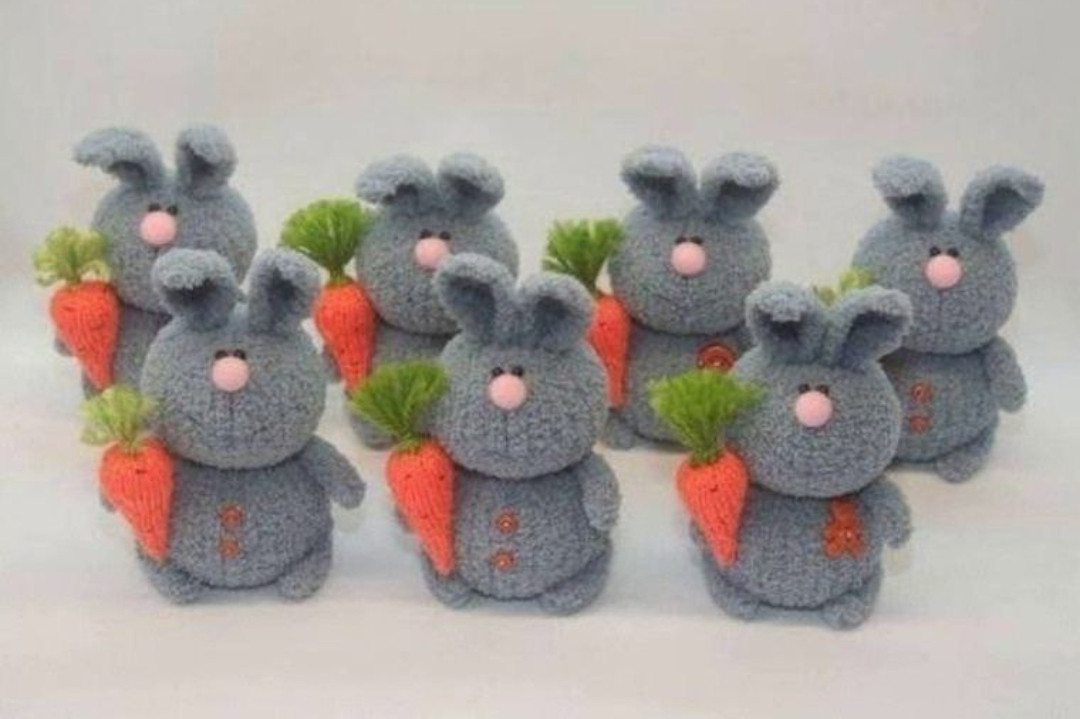 Sơ đồ móc len búp bê thỏ xám cầm cà rốt