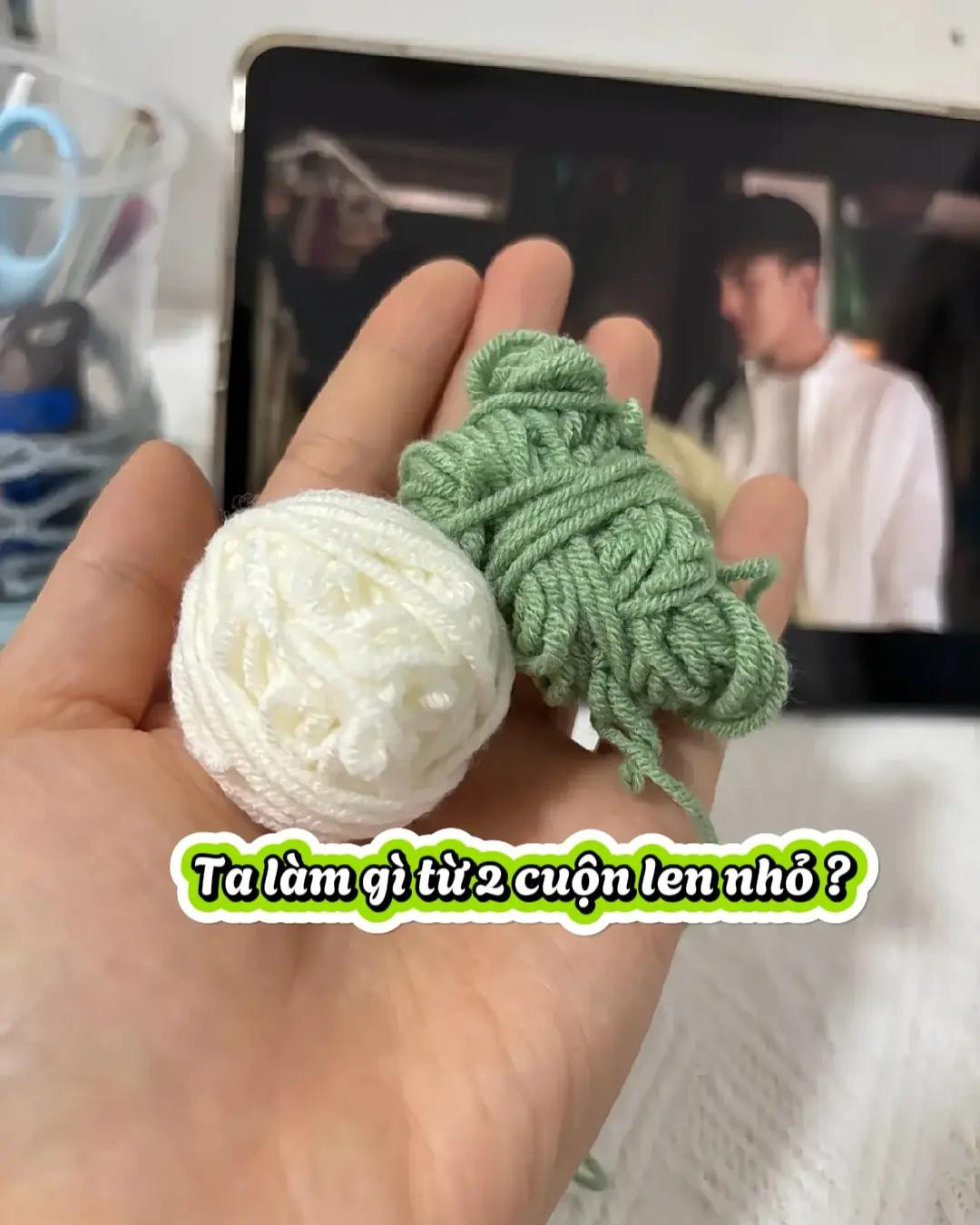 Sơ đồ móc len củ hành đáng yêu với mặt cười và giọt nước