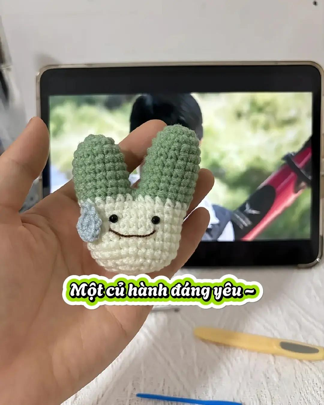 Sơ đồ móc len củ hành đáng yêu với mặt cười và giọt nước