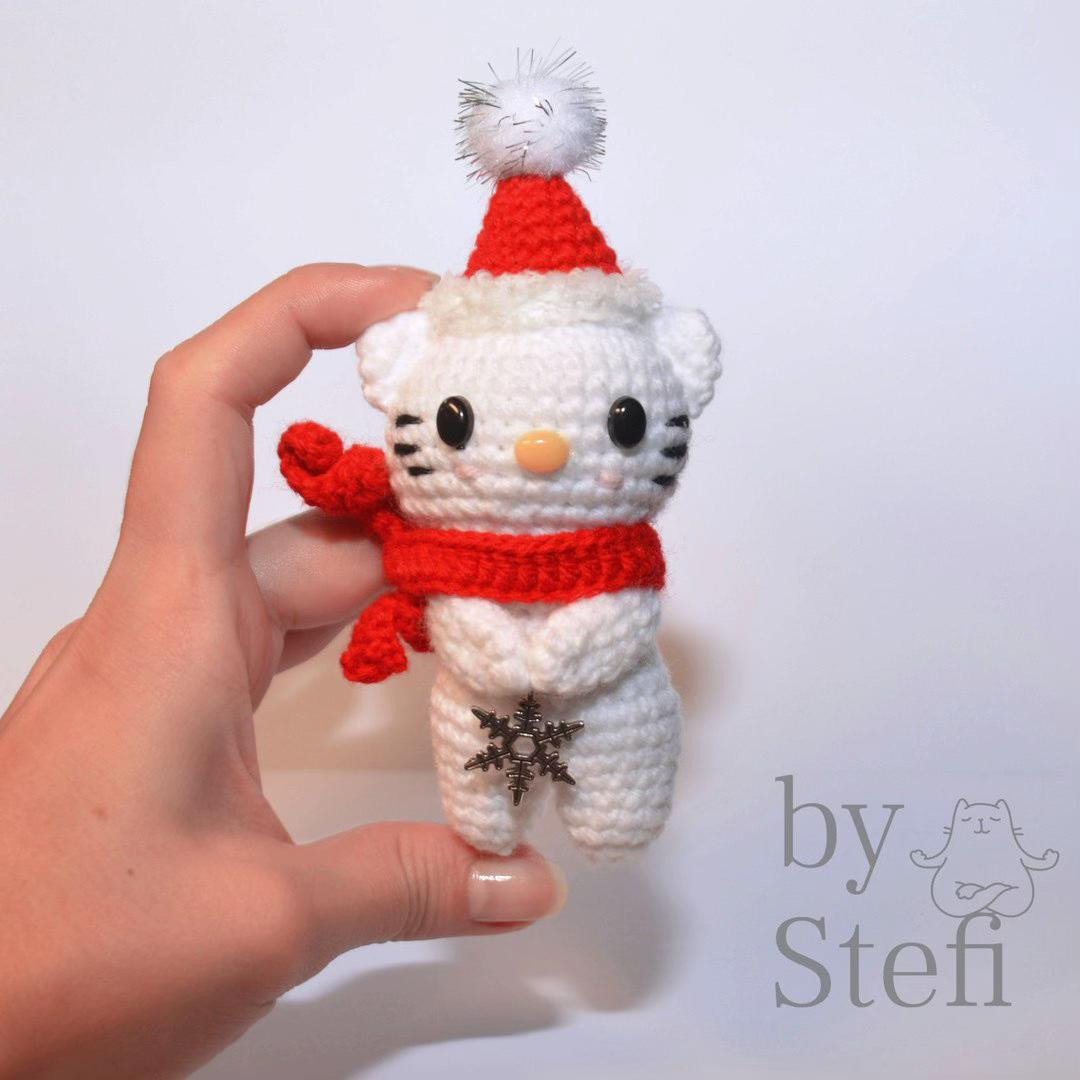 Sơ đồ móc len Hello Kitty mùa đông màu trắng đỏ