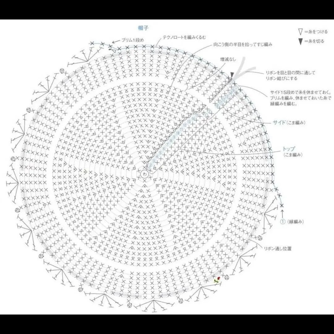 Sơ đồ móc len mũ xám thời trang với viền hoa văn và nịt dây