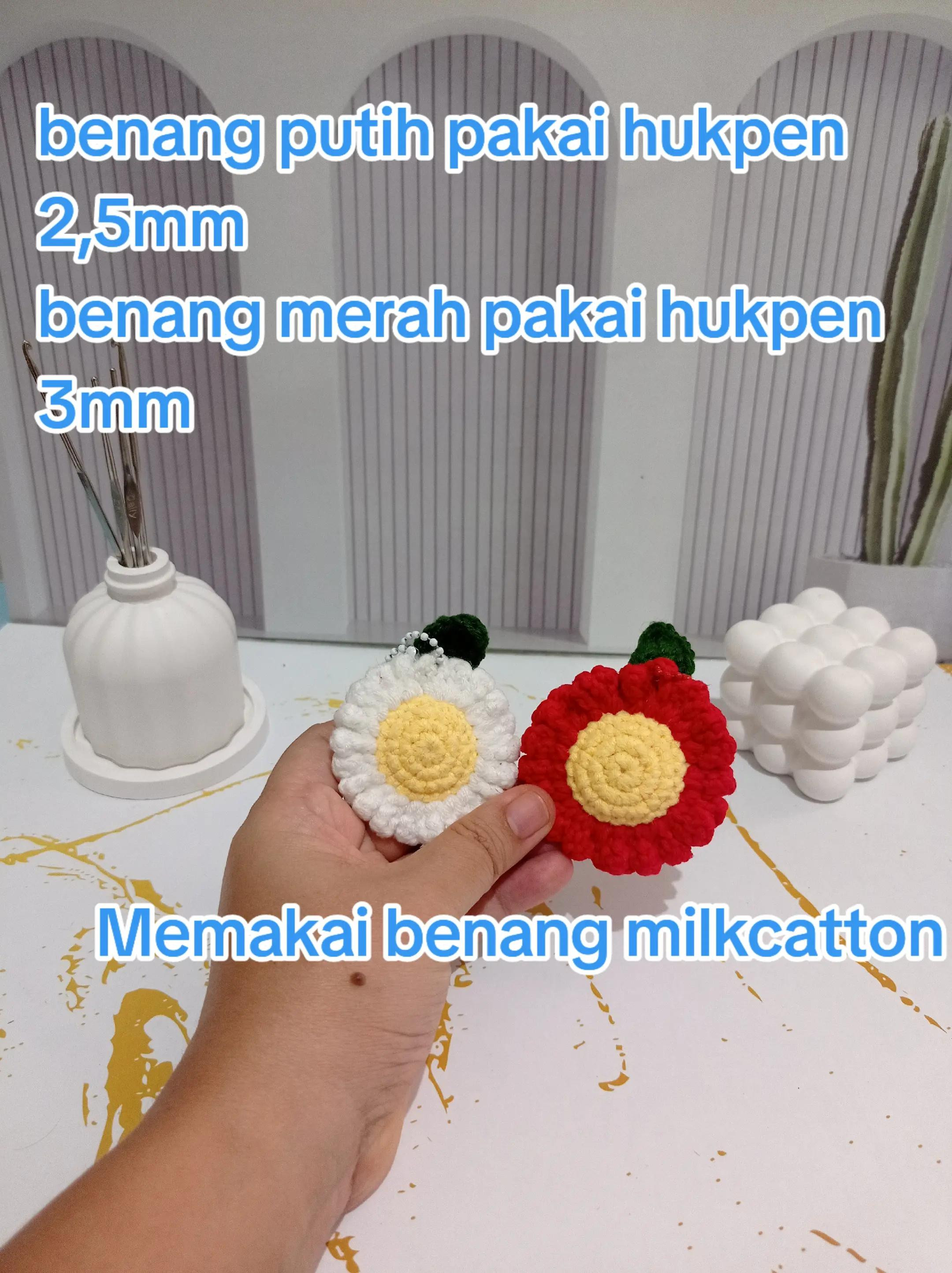 So sánh kích thước hoa cúc móc len Milkcatton với kim 2.5mm và 3mm
