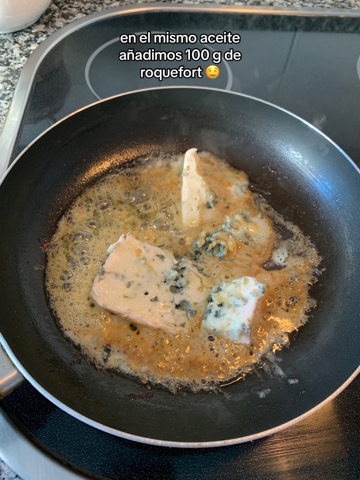 Solomillo al Roquefort: Receta fácil de lomo de cerdo con salsa de queso azul y vino blanco