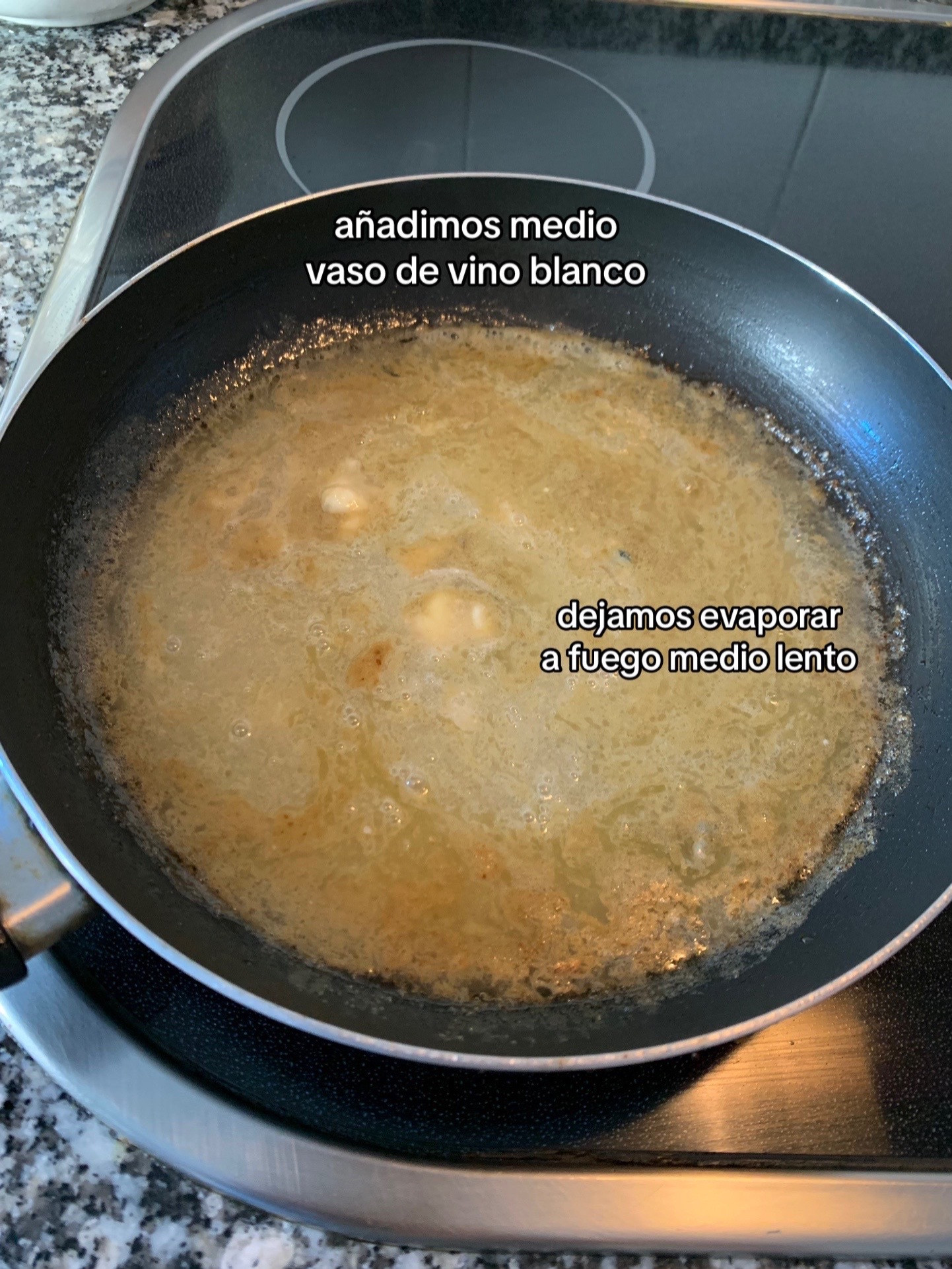 Solomillo al Roquefort: Receta fácil de lomo de cerdo con salsa de queso azul y vino blanco