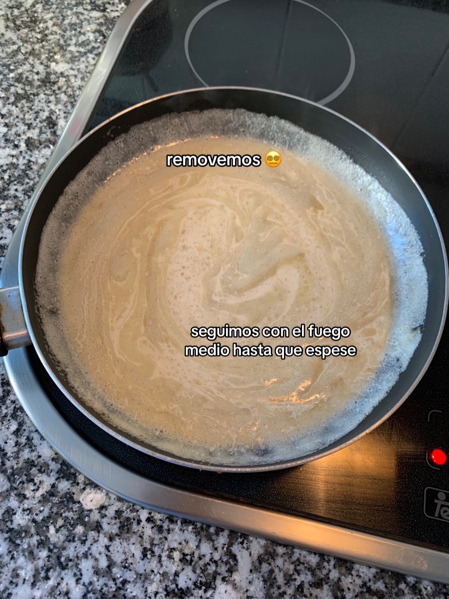 Solomillo al Roquefort: Receta fácil de lomo de cerdo con salsa de queso azul y vino blanco