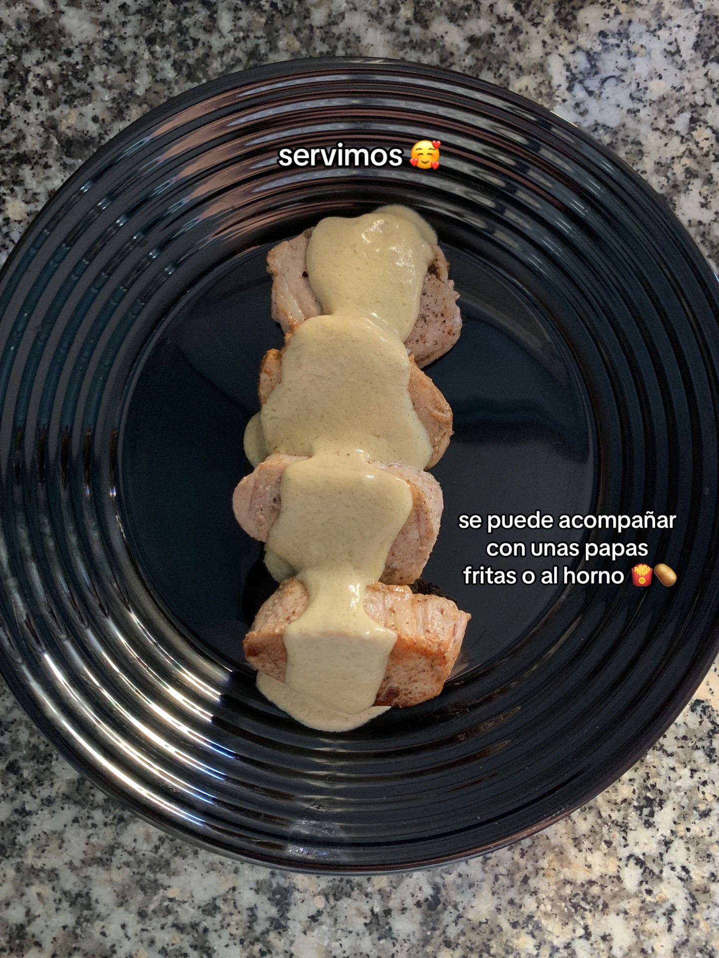 Solomillo al Roquefort: Receta fácil de lomo de cerdo con salsa de queso azul y vino blanco