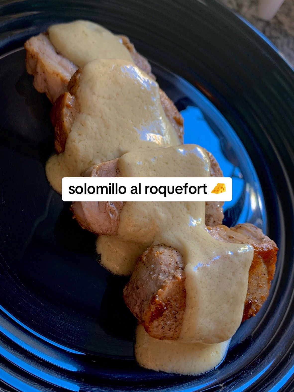 Solomillo al Roquefort: Receta fácil de lomo de cerdo con salsa de queso azul y vino blanco