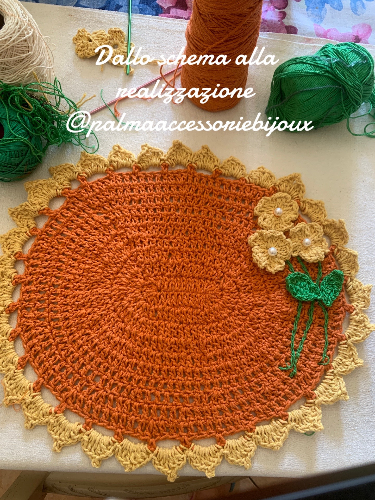 Sottopiatto Crochet con Fiore e Bordura Ondulata