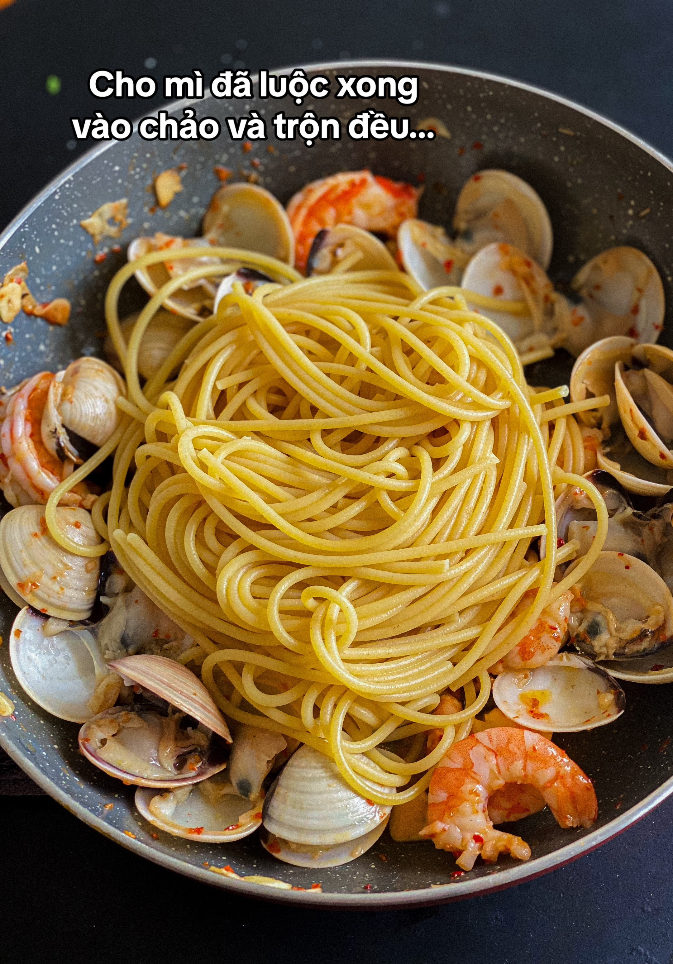 Spaghetti hải sản: Mì ý xào tôm và nghêu, công thức nấu ăn nhanh gọn tại nhà