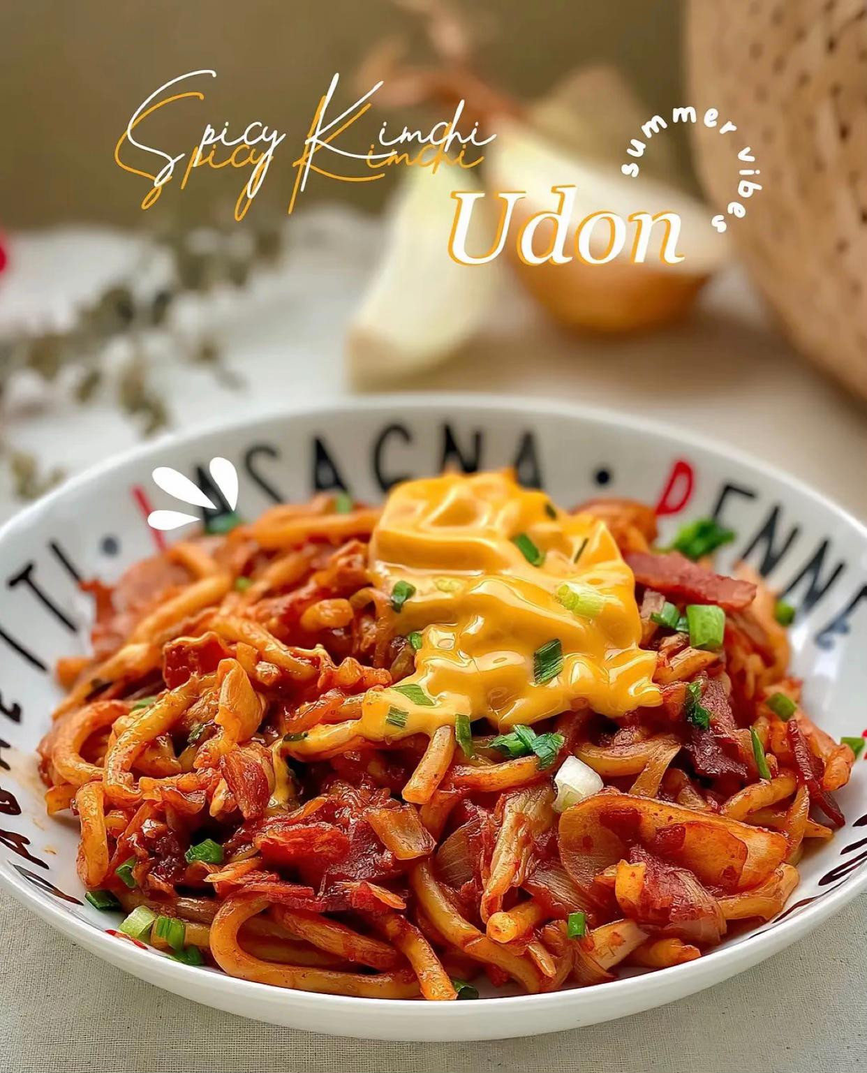 Spicy Kimchi Udon - Món mì udon xào kim chi cay với thịt xông khói, hành tây và phô mai chảy