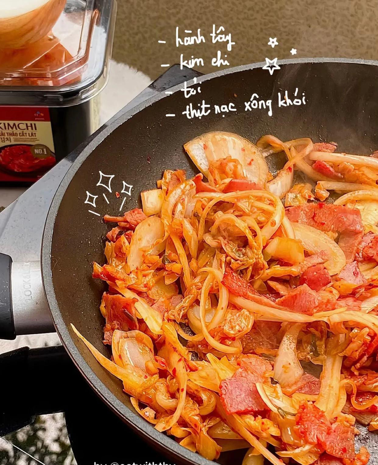 Spicy Kimchi Udon - Món mì udon xào kim chi cay với thịt xông khói, hành tây và phô mai chảy