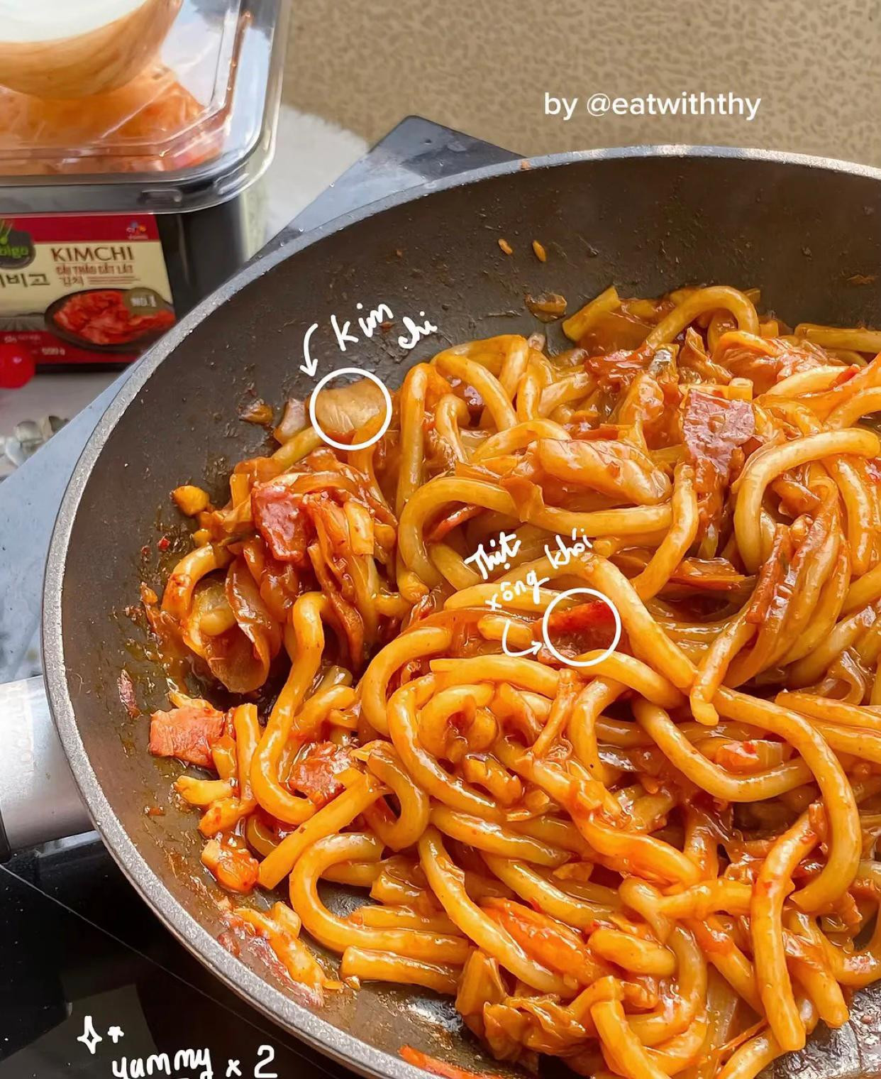 Spicy Kimchi Udon - Món mì udon xào kim chi cay với thịt xông khói, hành tây và phô mai chảy