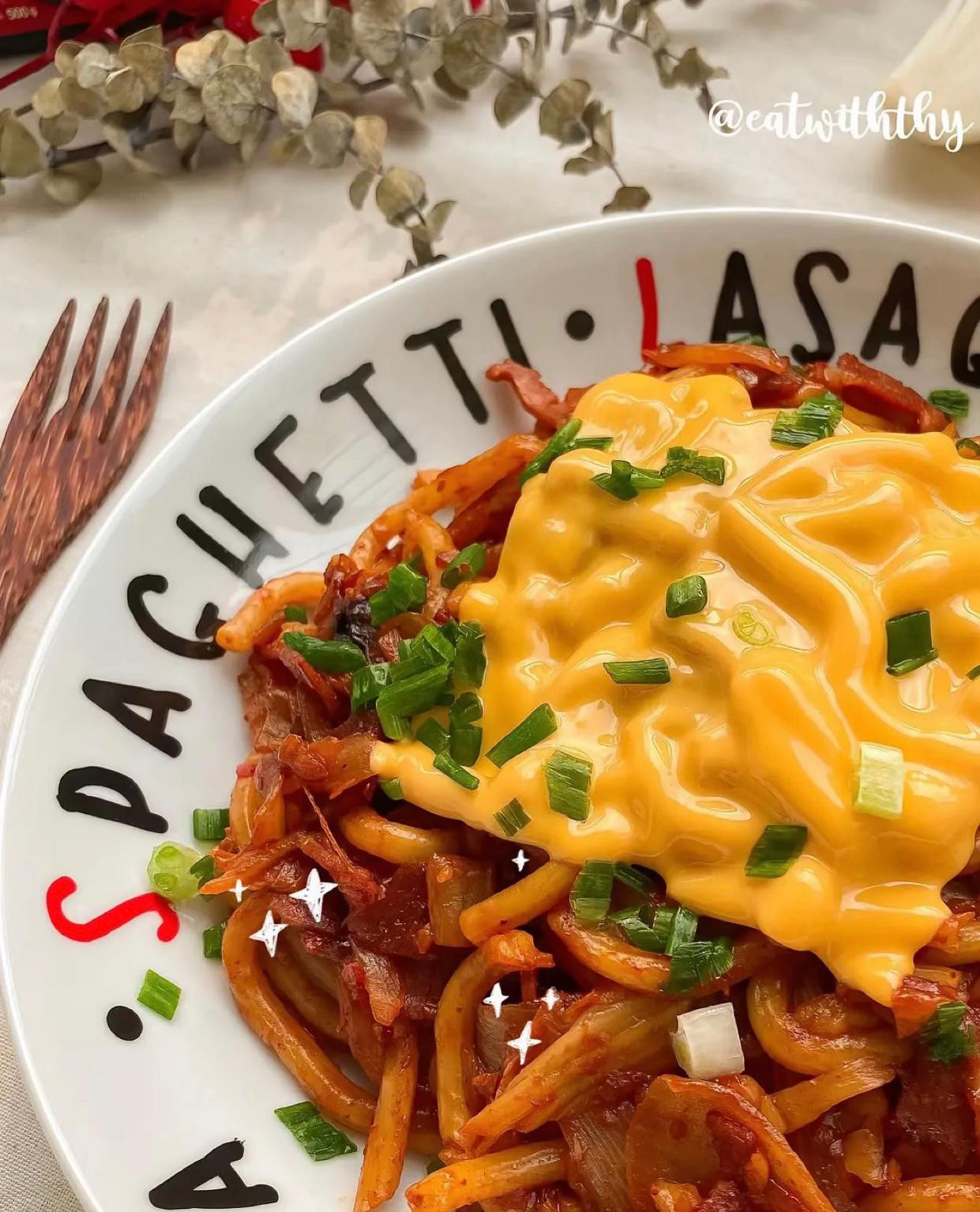 Spicy Kimchi Udon - Món mì udon xào kim chi cay với thịt xông khói, hành tây và phô mai chảy